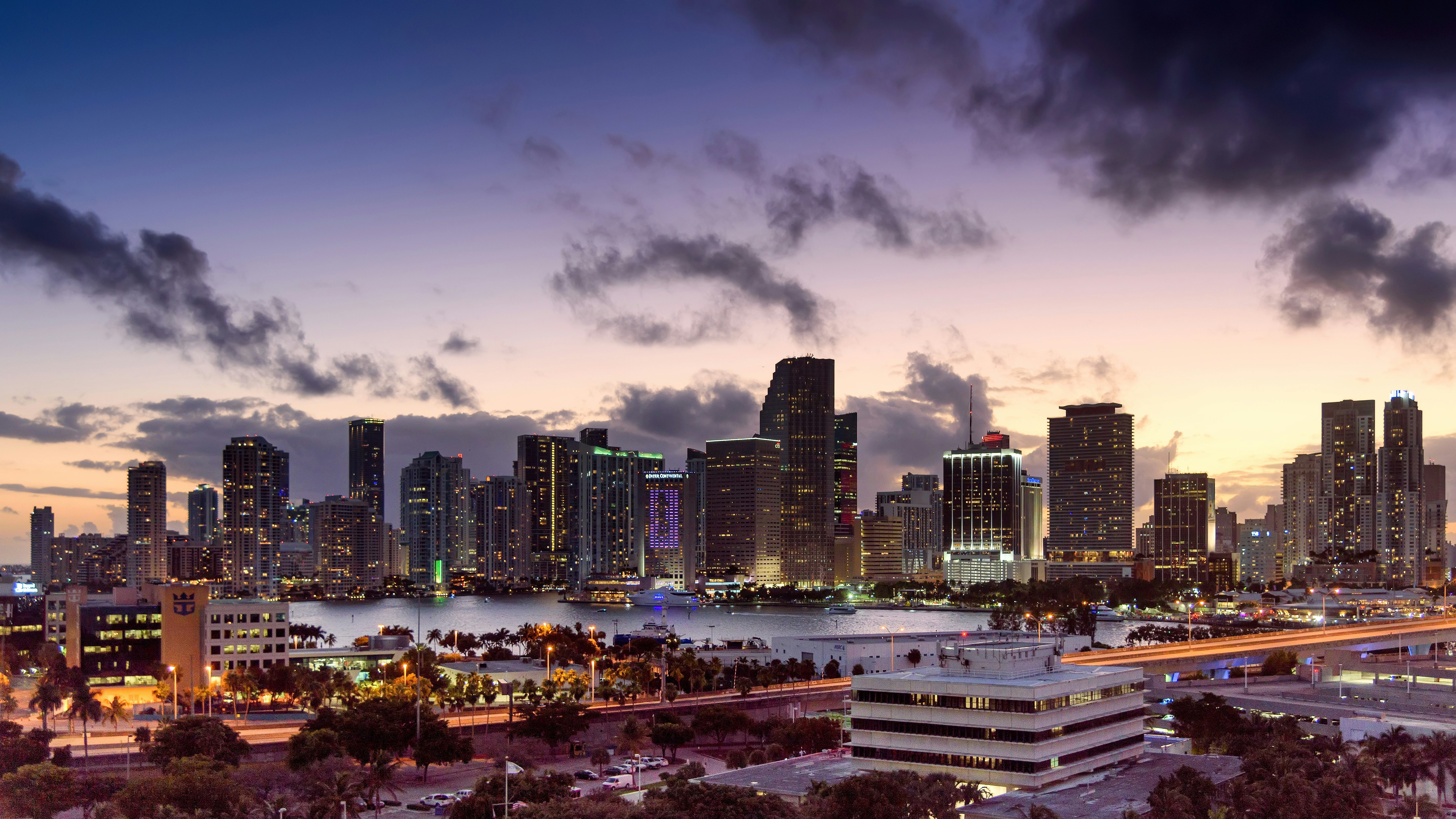 Miami Felhőkarcolói: Történetük és Lenyűgöző Titkaik 2026-ban
